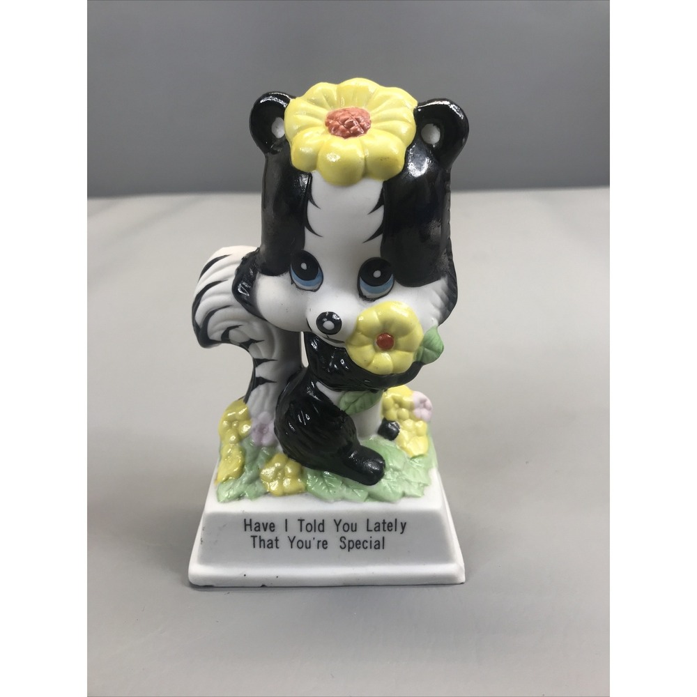 1979 Russ Berrie & Co Cute Skunk & Daisies Figurine Trophy #818 Retro Kitsch Vtg